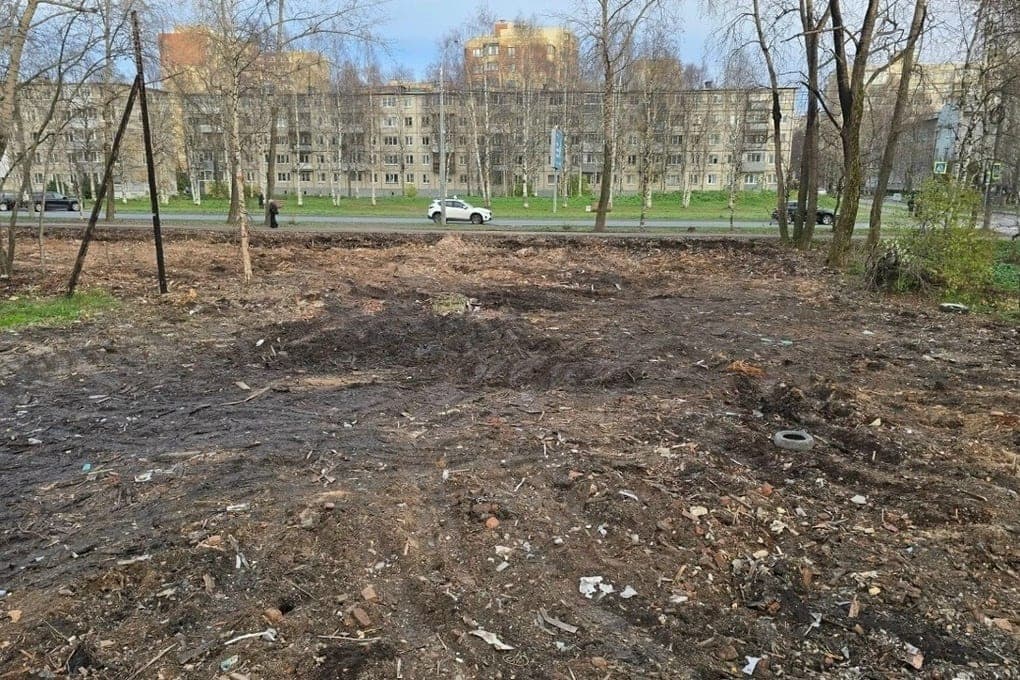 At the crossroads of Gaidar - Lomonosov in Arkhangelsk demolished settled wooden house