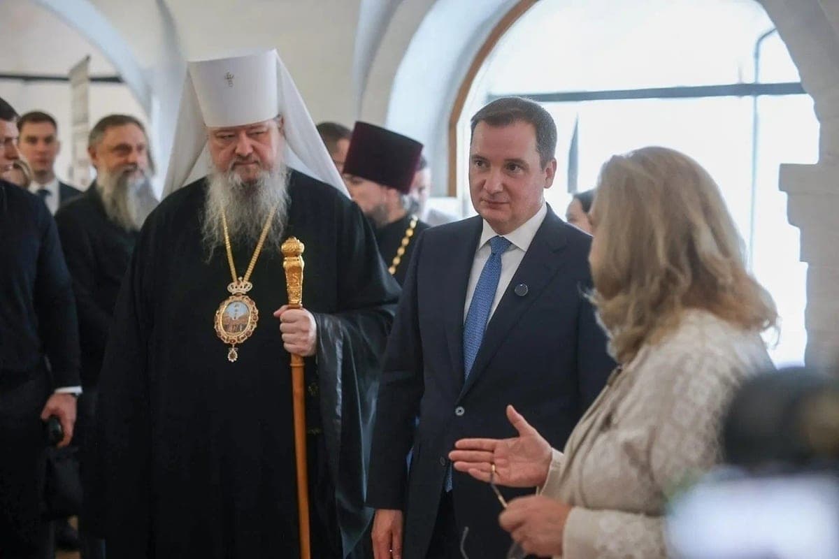 Цыбульский принял участие в открытии выставки о педагогах в Гостиных дворах
