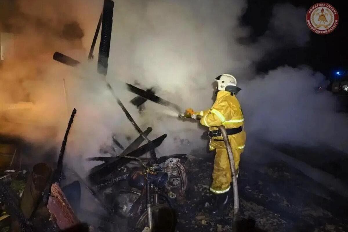 Firefighters extinguished the garage and saved two houses