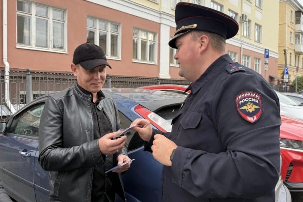 В Орле инспекторы ГАИ поздравили водителей с Днем отца