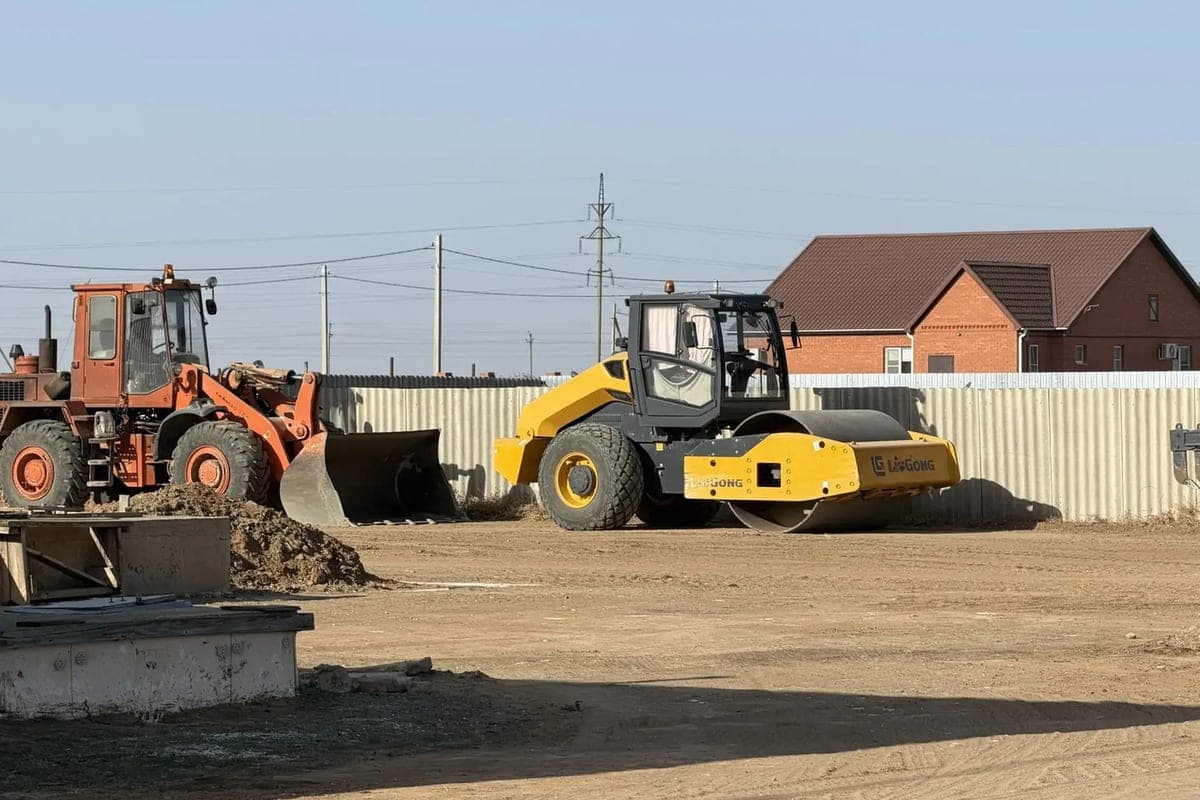 In the district center of Kalmykia are building a road to the stadium
