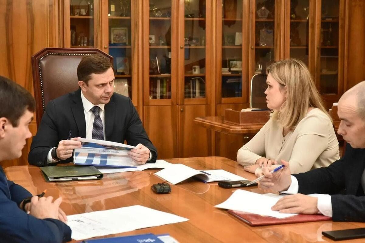 Губернатор обсудил с директором группы регионов «Москва и Черноземье» АО «Почта России» перспективы развития почты в Орловской области