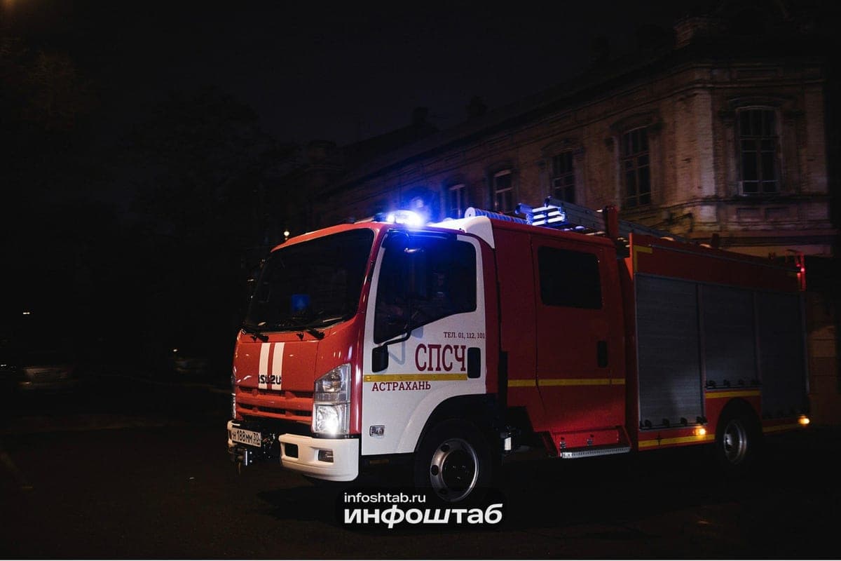 In Akhtubinsk, firefighters extinguished garbage in an abandoned building