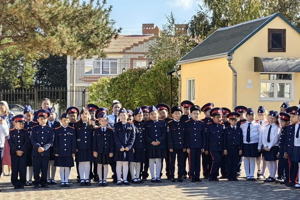 Юные казаки Элисты встретили Покров у Казанского собора