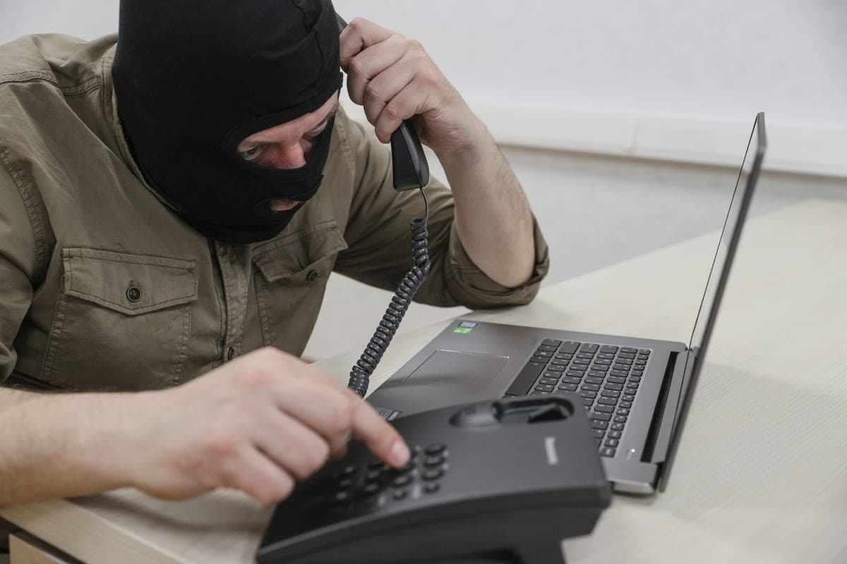 تم خداع أحد سكان الضواحي بحجة نقل باقة من الزهور
