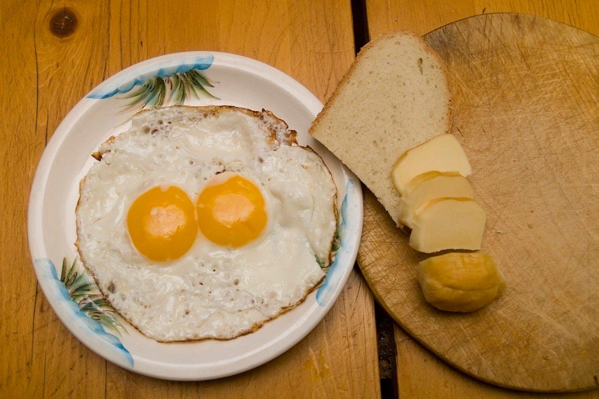 Revealed why the bright yolk in the egg does not guarantee benefits