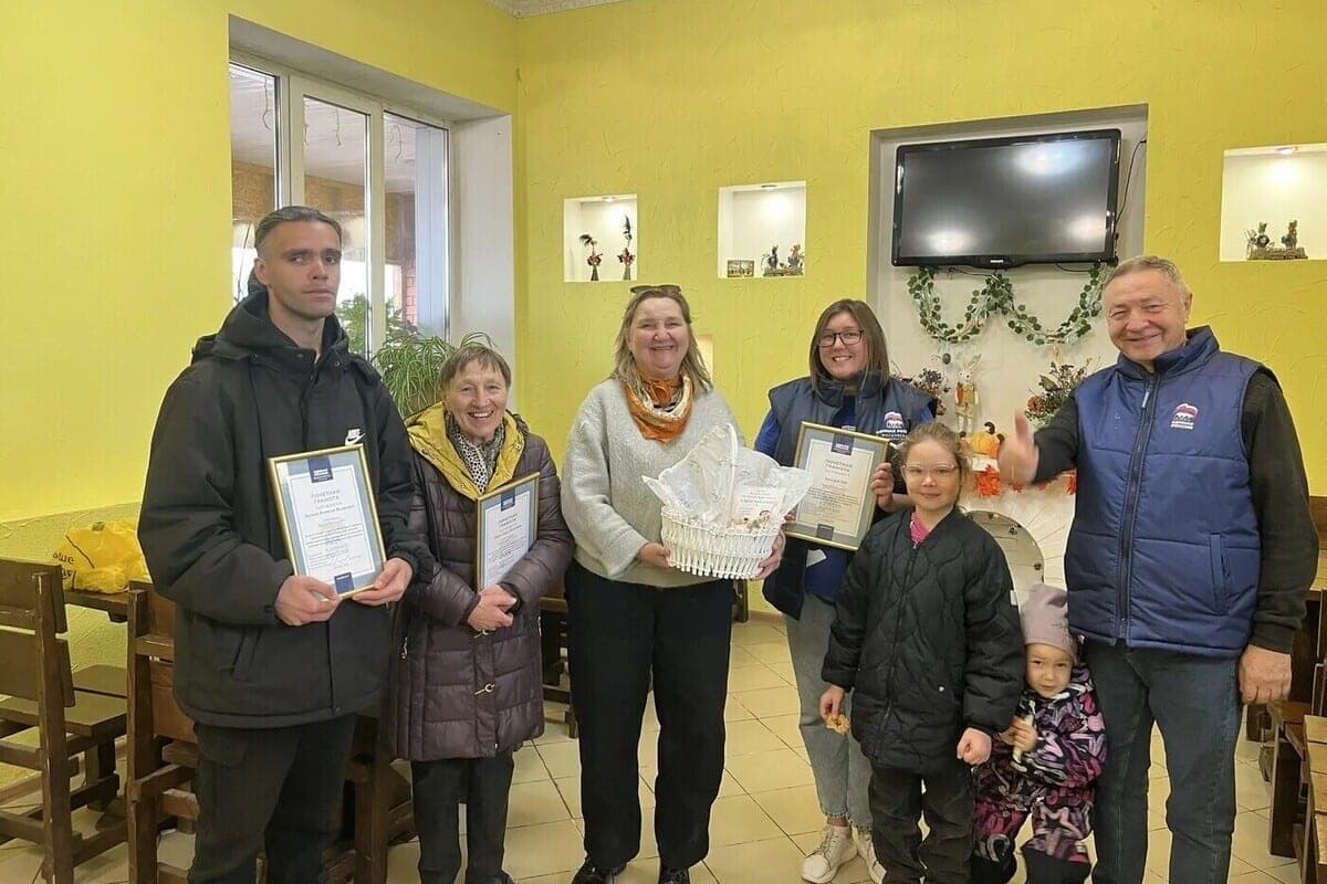 Mitarbeiter der russischen Straußenfarm wurden für ihren Beitrag zur Entwicklung des Dorfes erwähnt
