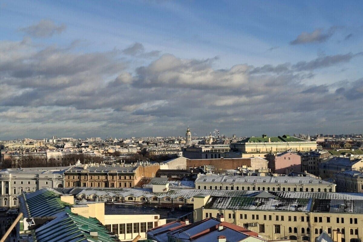 Петербуржцев ждет 12 градусов тепла с южным ветром 15 октября