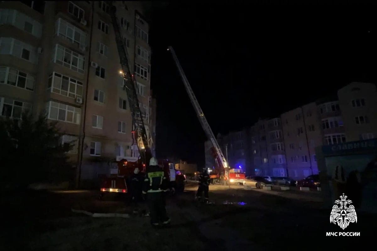 Un edificio de altura quemado en Elista por la noche