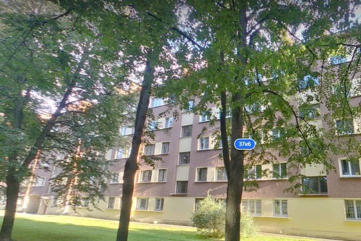 In einem der Gebäude der Bateninsky-Wohnung am Forest Prospekt fing das Dach Feuer