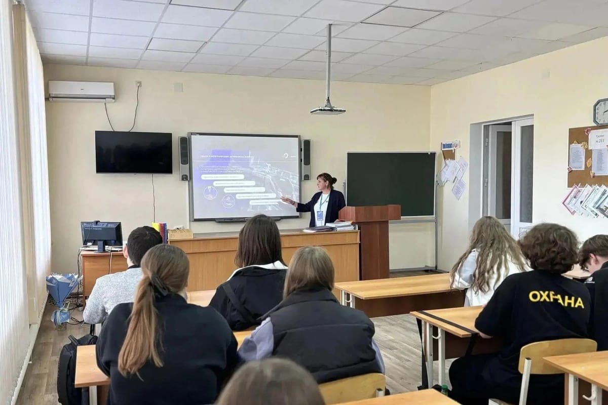 Kalmyk and Luhansk schoolchildren discussed the future of the country