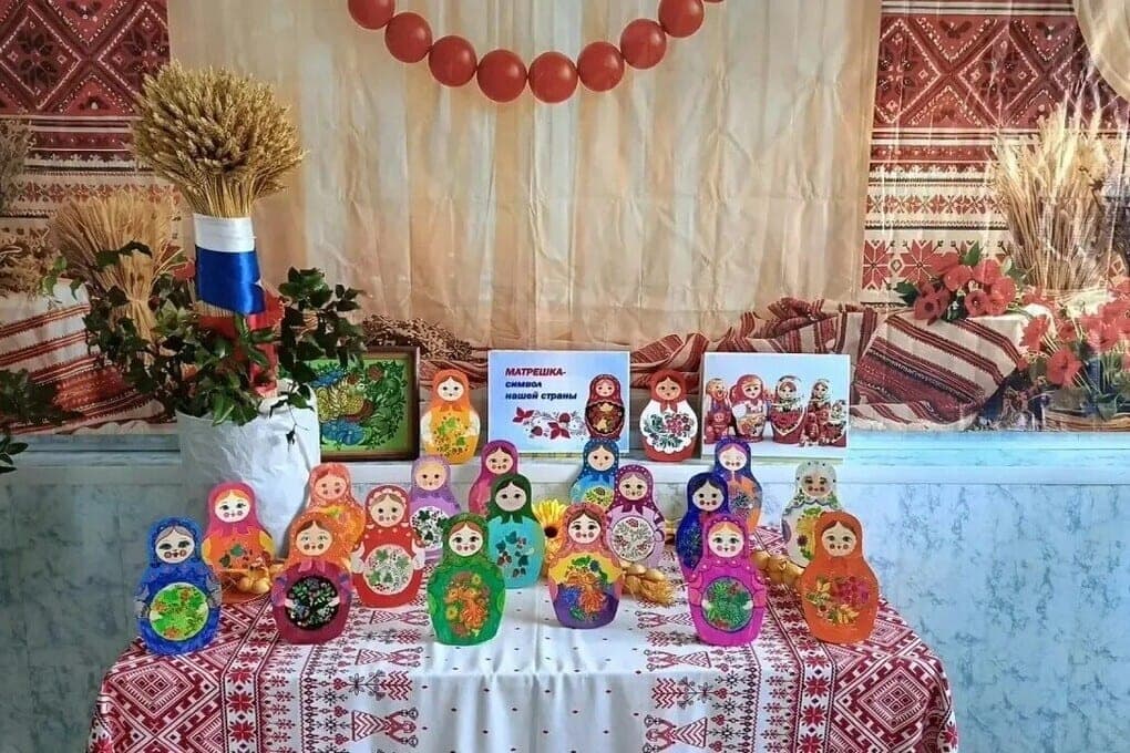 In Semyonovsk SDK together with the library painted nesting dolls