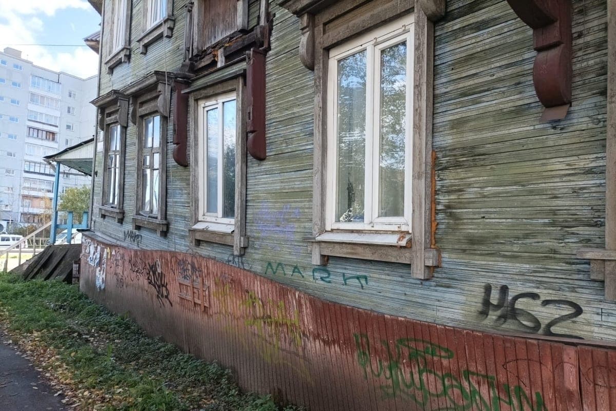 Emergency house on Soviet cosmonauts in Arkhangelsk continues to lean