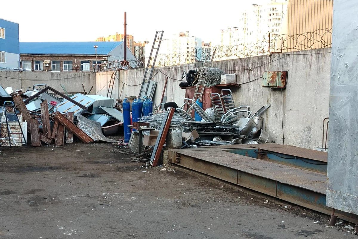 Near Novgorod found an illegal site with mountains of construction scrap