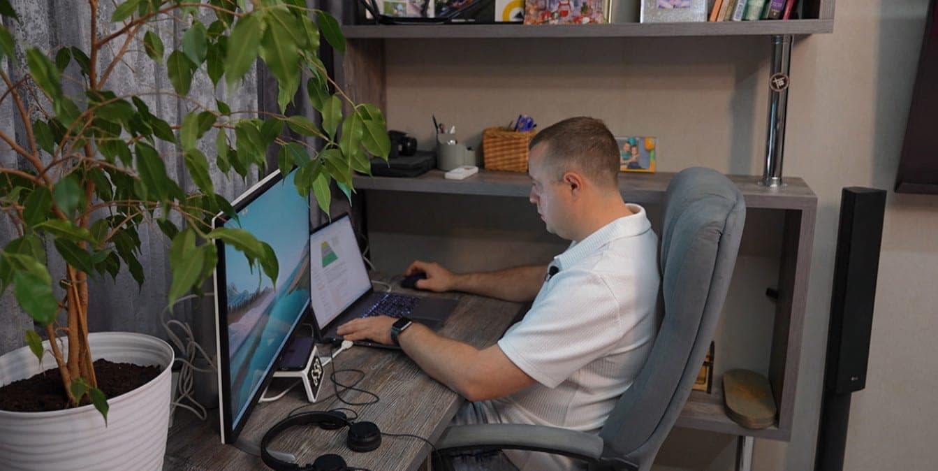 Refrigerator near, boss in chat: pros and cons of working at a remote location