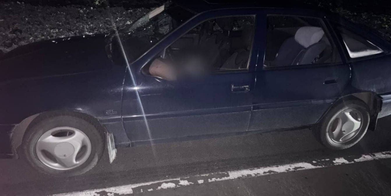 Шел по дороге без фликера: в Пинском районе под колеса авто попал 17-летний парень