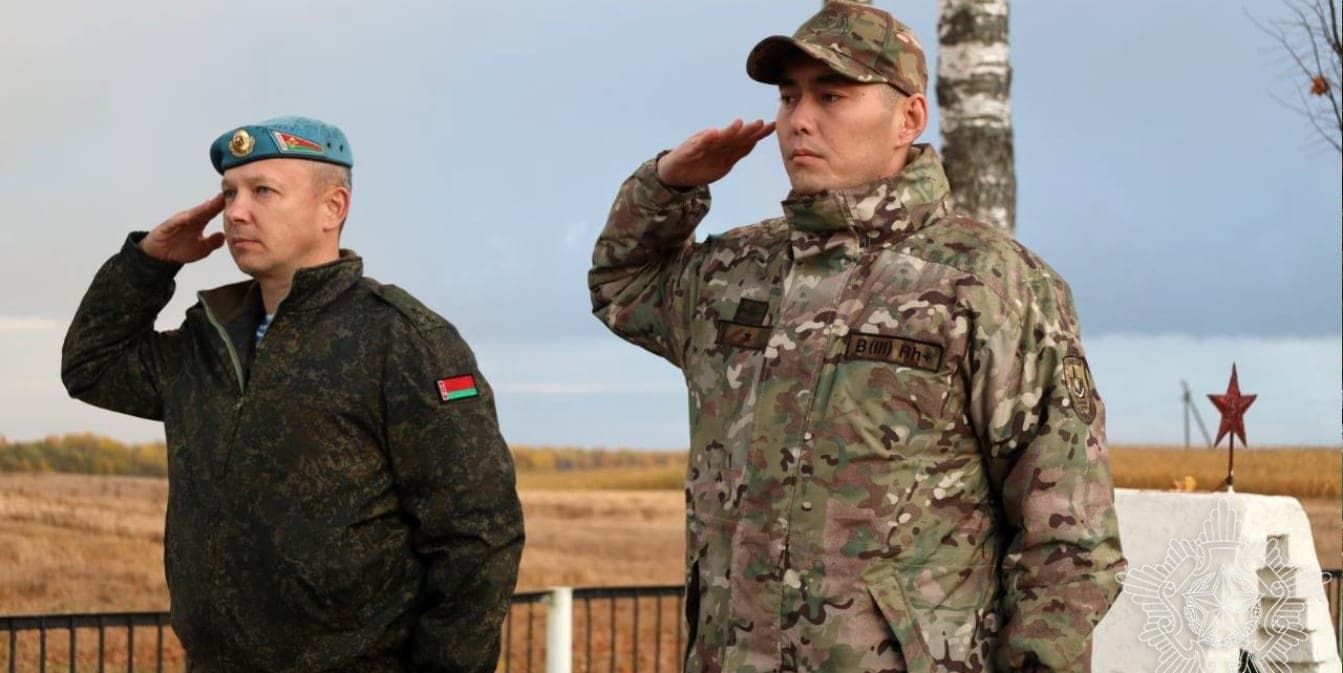 Белорусские военные помогли участнику учений ОДКБ из Казахстана найти захоронение прадеда – участника войны
