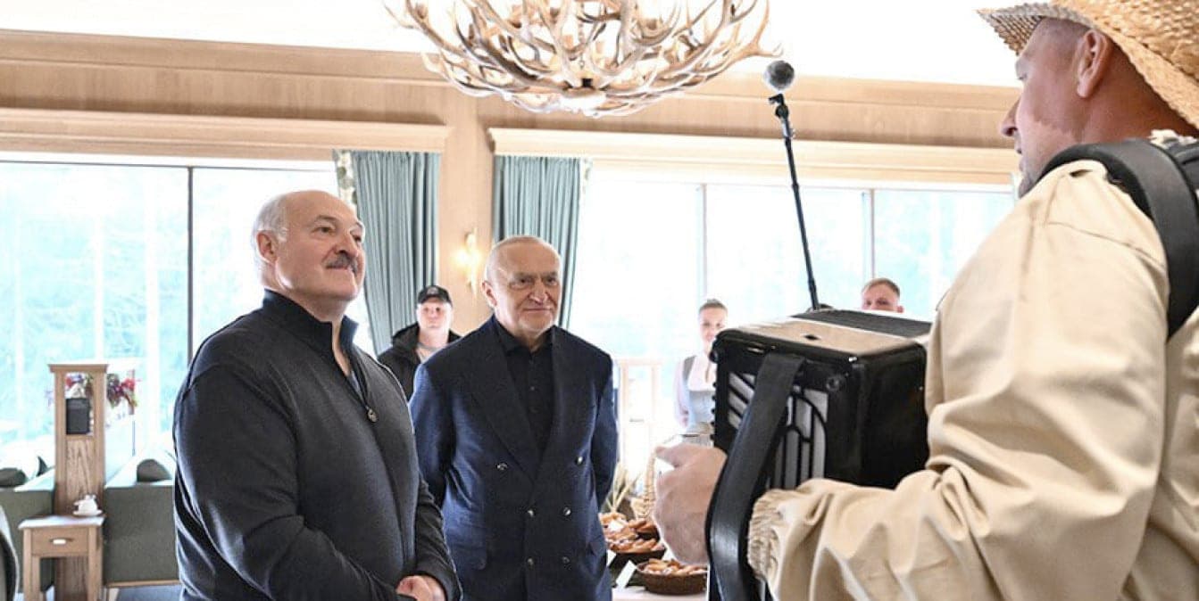 Лукашенко в «Красном Бору» продегустировал мед и подарил пчеловоду свой баян