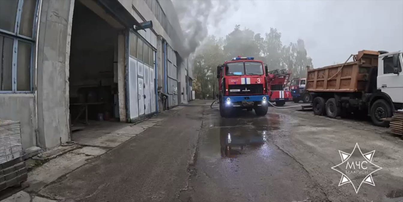Спасатели ликвидировали пожар в производственном здании в Бресте
