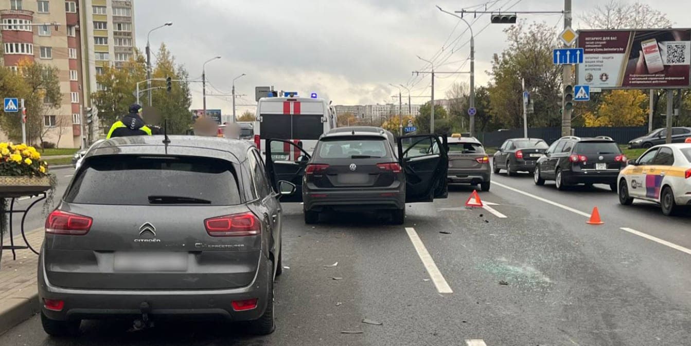 Массовая авария на Денисовской в Минске: 19-летний водитель перевернул Volkswagen на крышу
