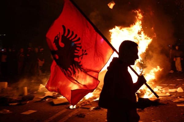 Горящие улицы и нападения на министерства. Фото беспорядков в Албании