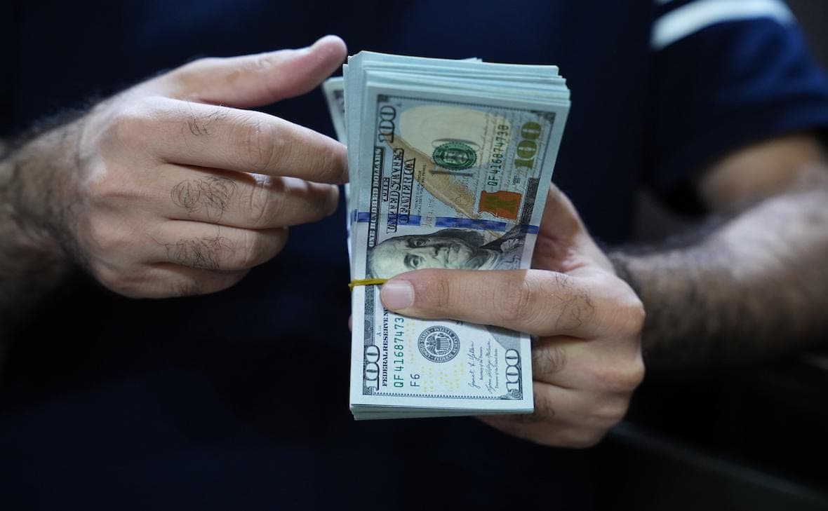 The Central Bank lowered the official dollar rate for the weekend and October 12 below  85