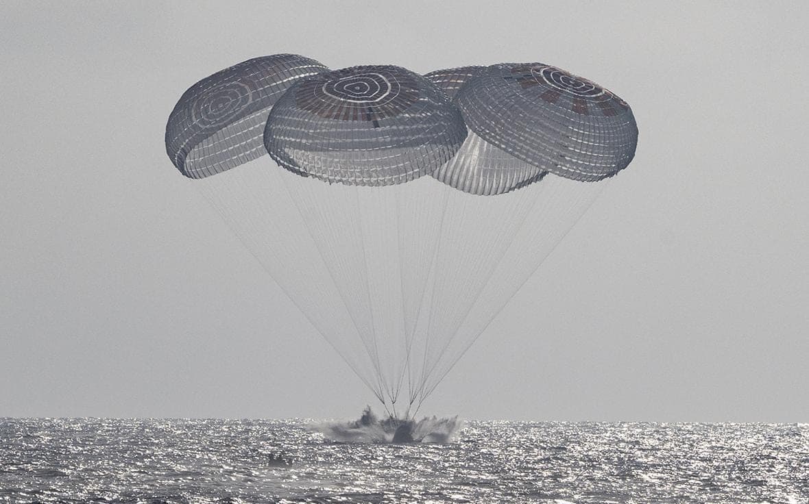 Crew Dragon with the cosmonaut of Roscosmos splashed down off the coast of the United States. Video