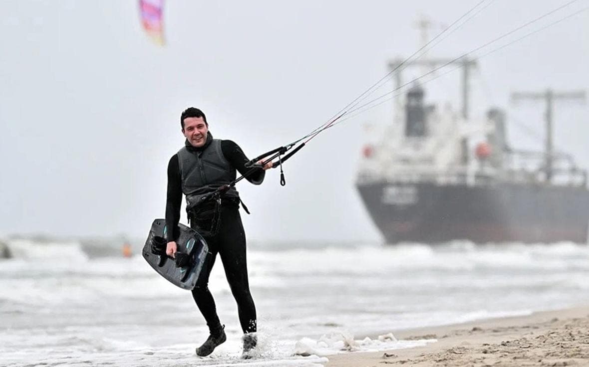Alikhanov went kayat at a stranded ship near Kaliningrad