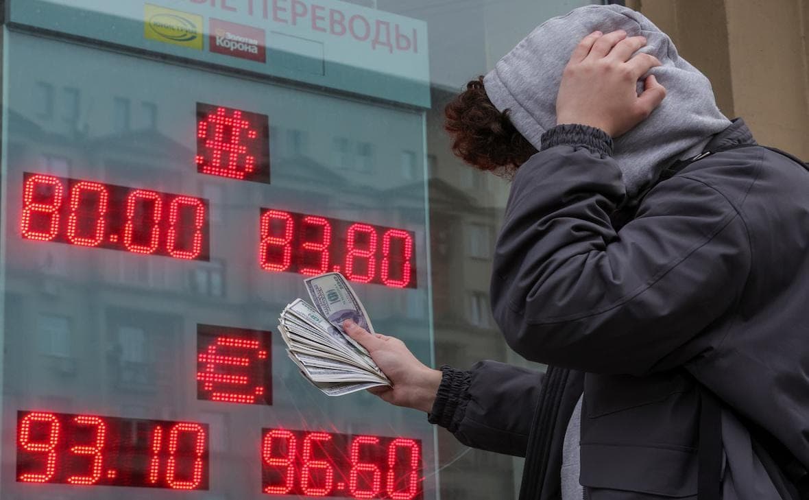 The Central Bank left the official dollar exchange rate on October 15 below  84
