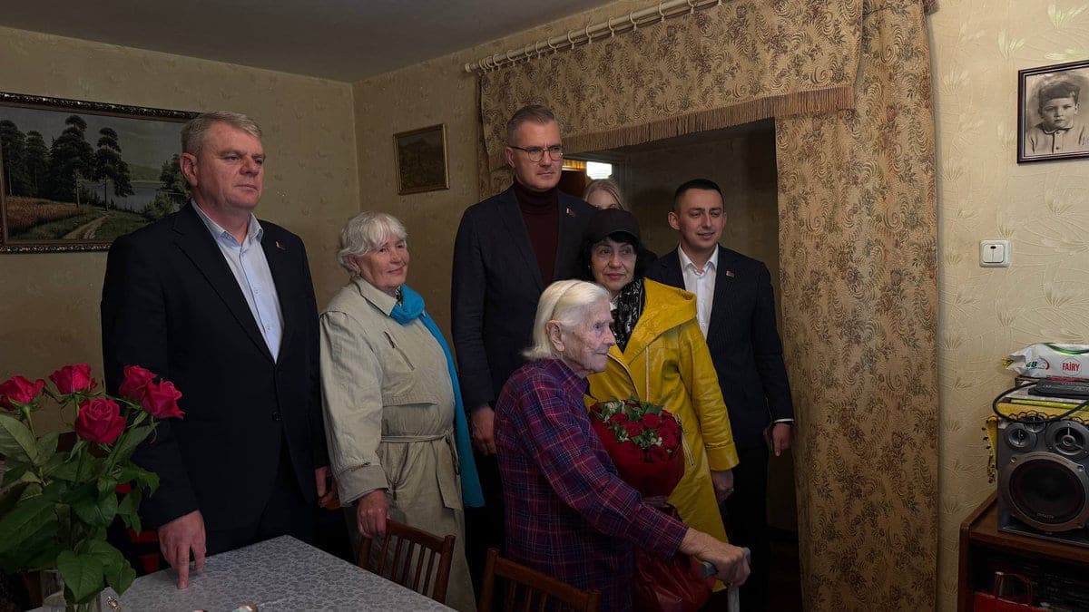 In Minsk congratulated on the 102nd anniversary of the veteran of the great Patriotic war Lydia Volkova