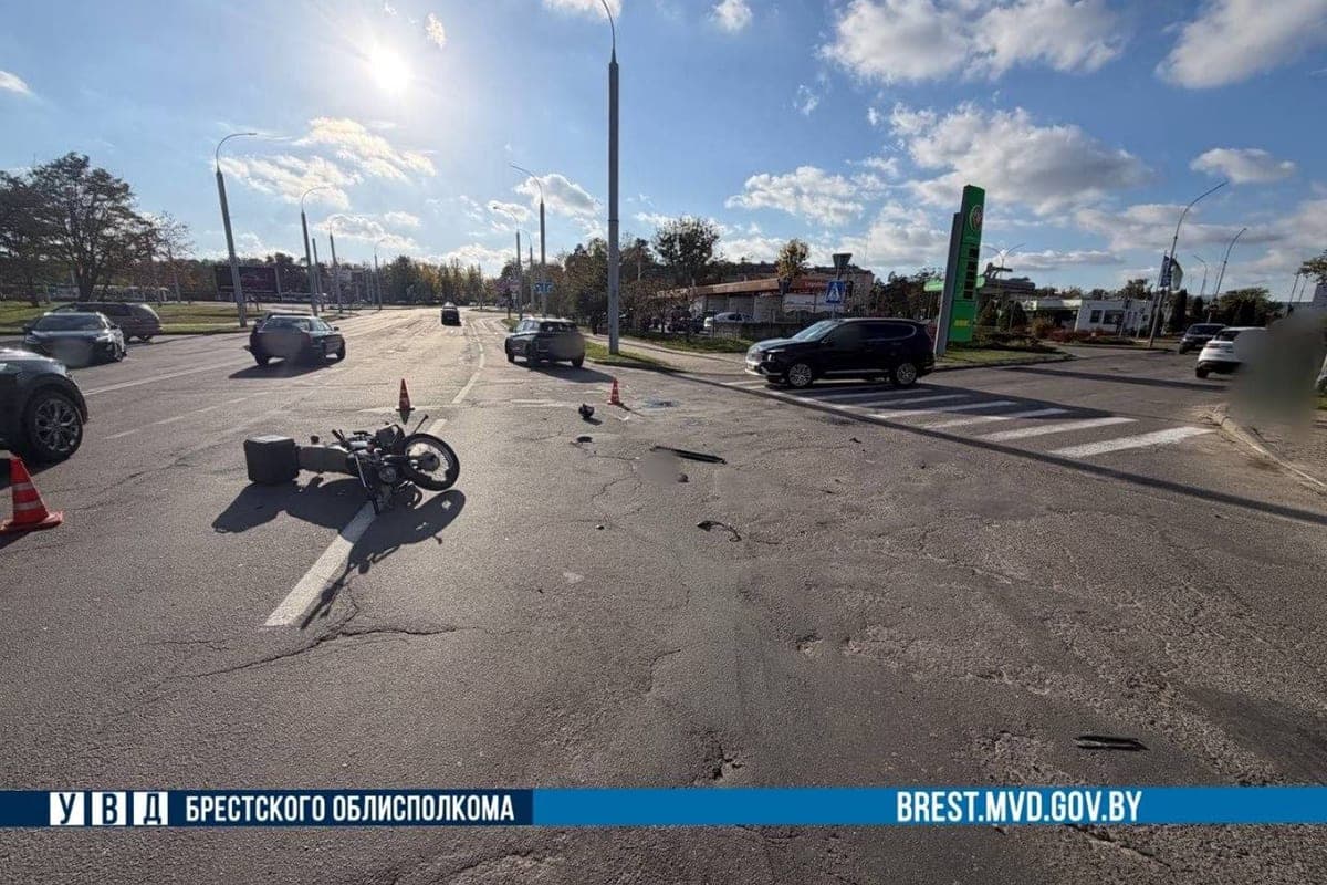 В Бресте водитель автомобиля не уступила дорогу мотоциклу и спровоцировала ДТП
