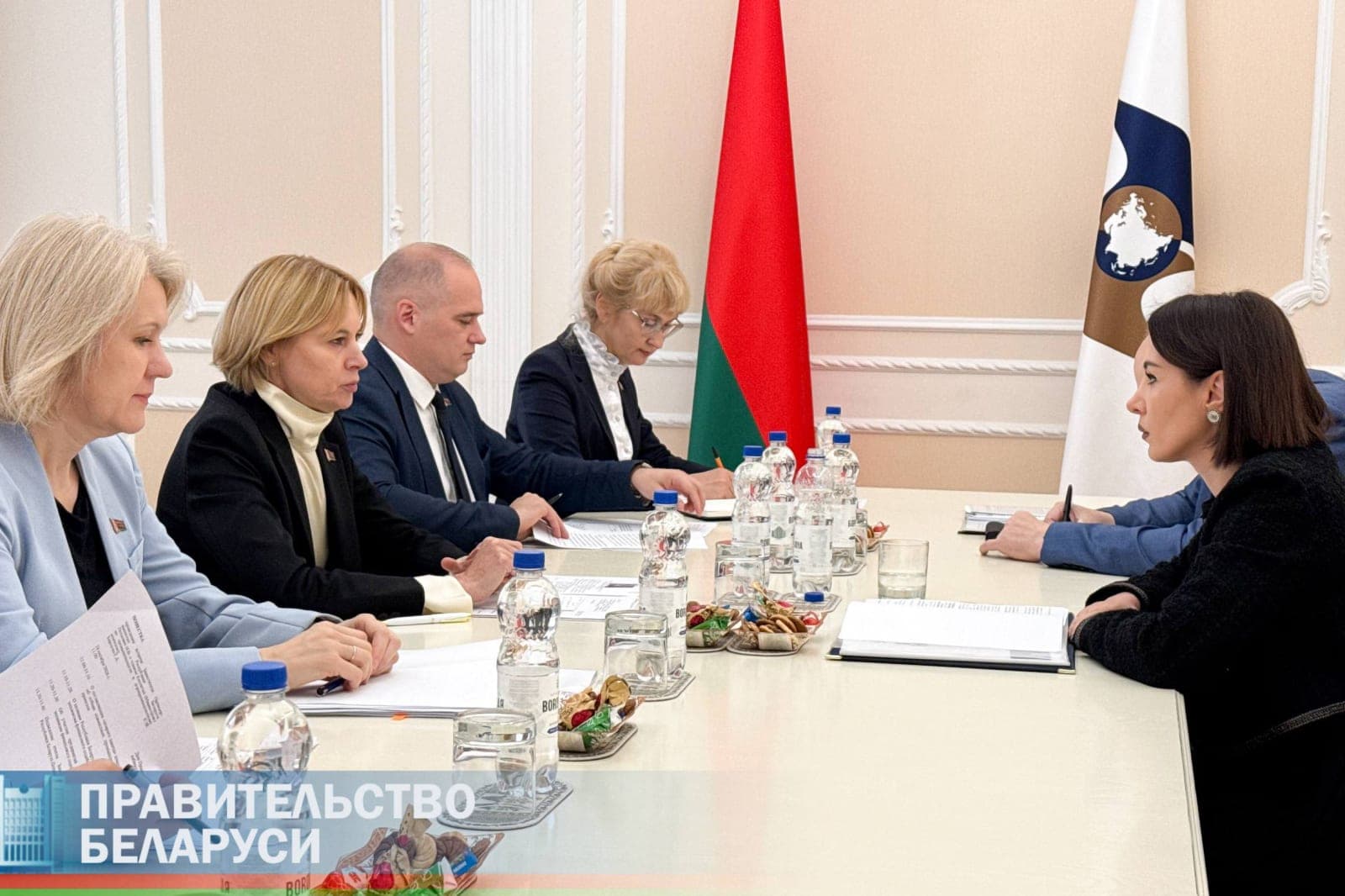 Петкевич и министр ЕЭК Барсегян обсудили развитие промышленной и сельскохозяйственной кооперации в ЕАЭС