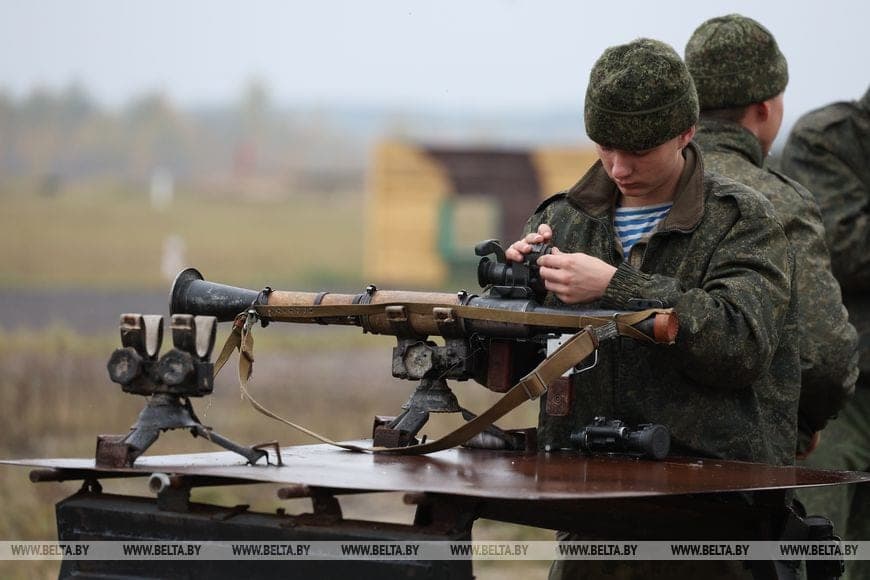 Военнослужащие 38-й бригады в Бресте выполняют стрельбы из различных видов оружия во время проверки ВС