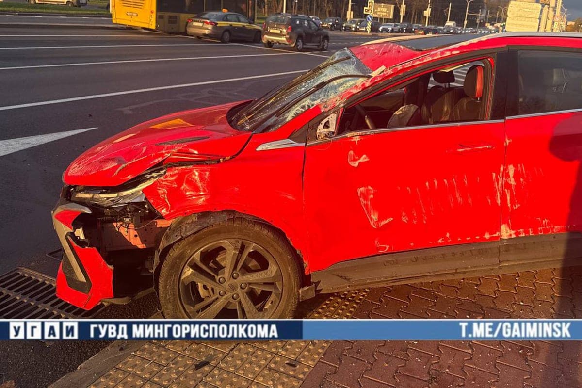 В Минске на Партизанском проспекте «Opel» столкнулся с «Geely»