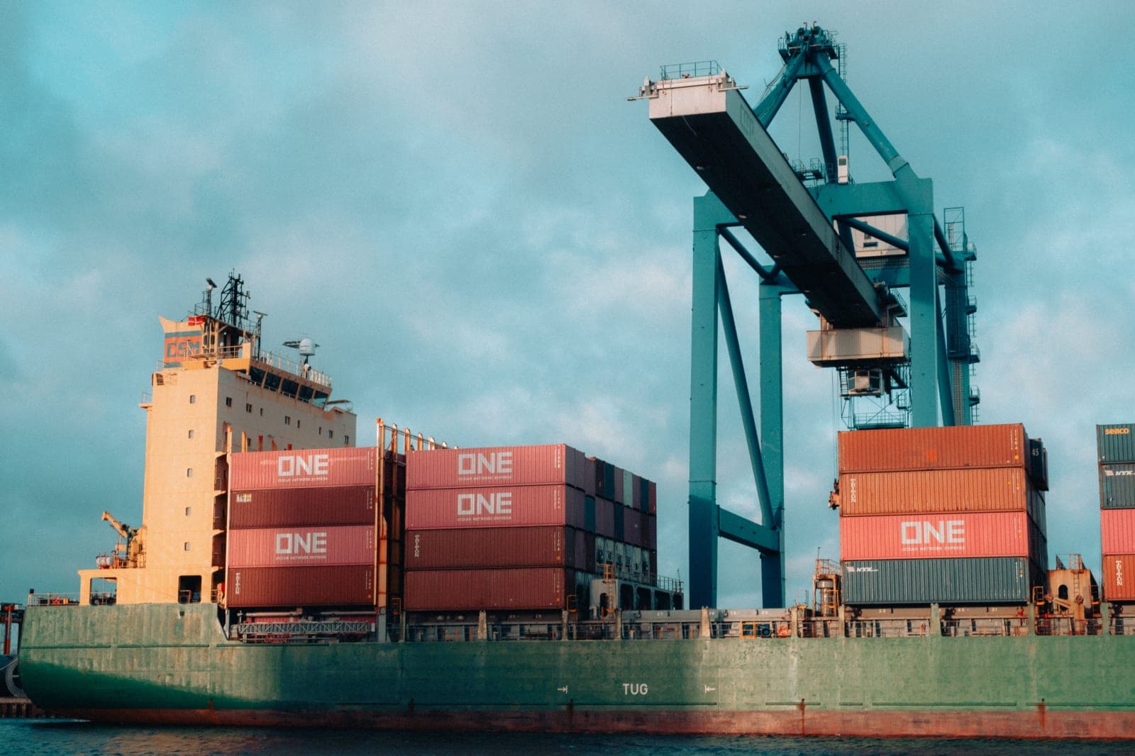 Navire de croisière en collision avec un navire conteneurisé à Bremerhaven