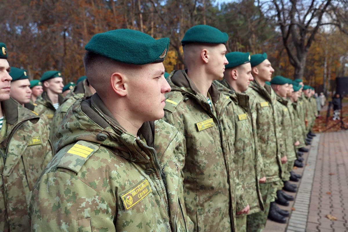 On the Kurgan of Glory in Gomel solemnly held in reserve the soldiers of the border group