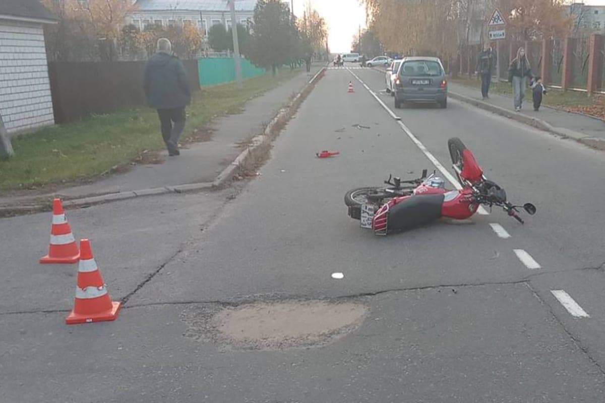В Рогачеве 16-летний подросток на мотоцикле не уступил дорогу автомобилю и оказался в больнице