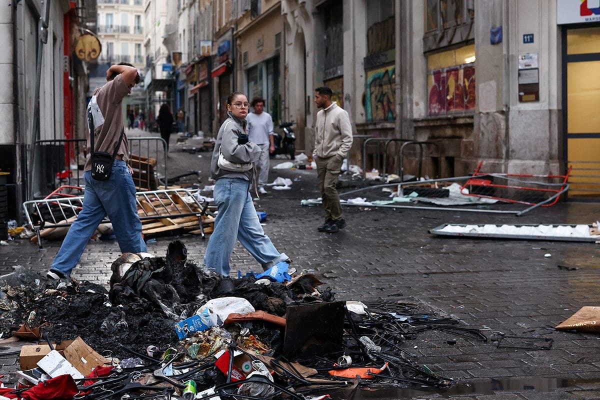 In Paris during the protests detained 855 people, injured 13 police and two firefighters