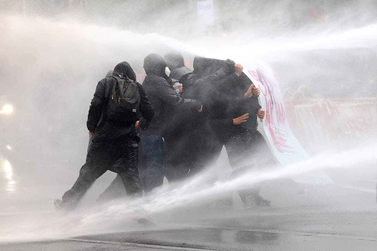 В Брюсселе произошли столкновения полиции и протестующих во время митинга против мер жесткой экономии