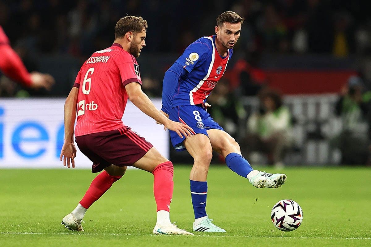 Paris Saint-Germain win against Lyon to top Ligue 1 table