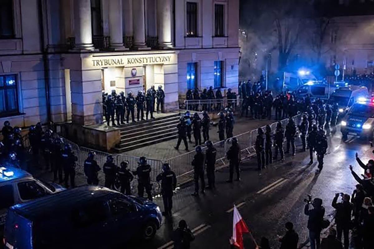 Протестующие окружили Конституционный суд Польши