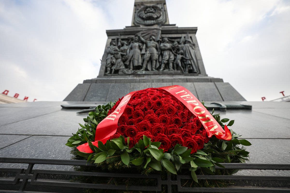Photofact. Myanmar Parliamentary Delegation Lays Wreath at Victory Monument in Minsk