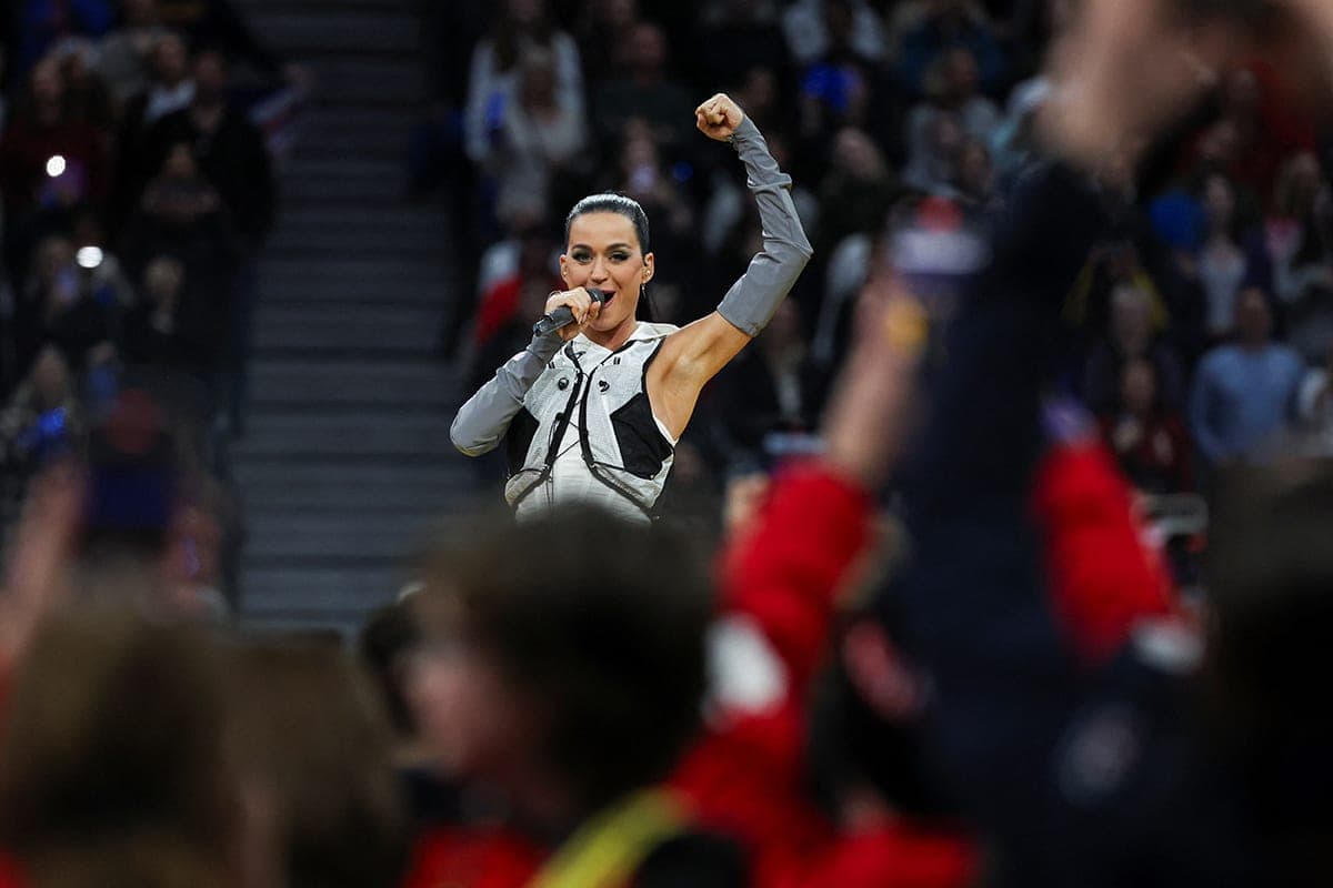 Belarusian tourists offered to celebrate the New Year with pop star Katy Perry