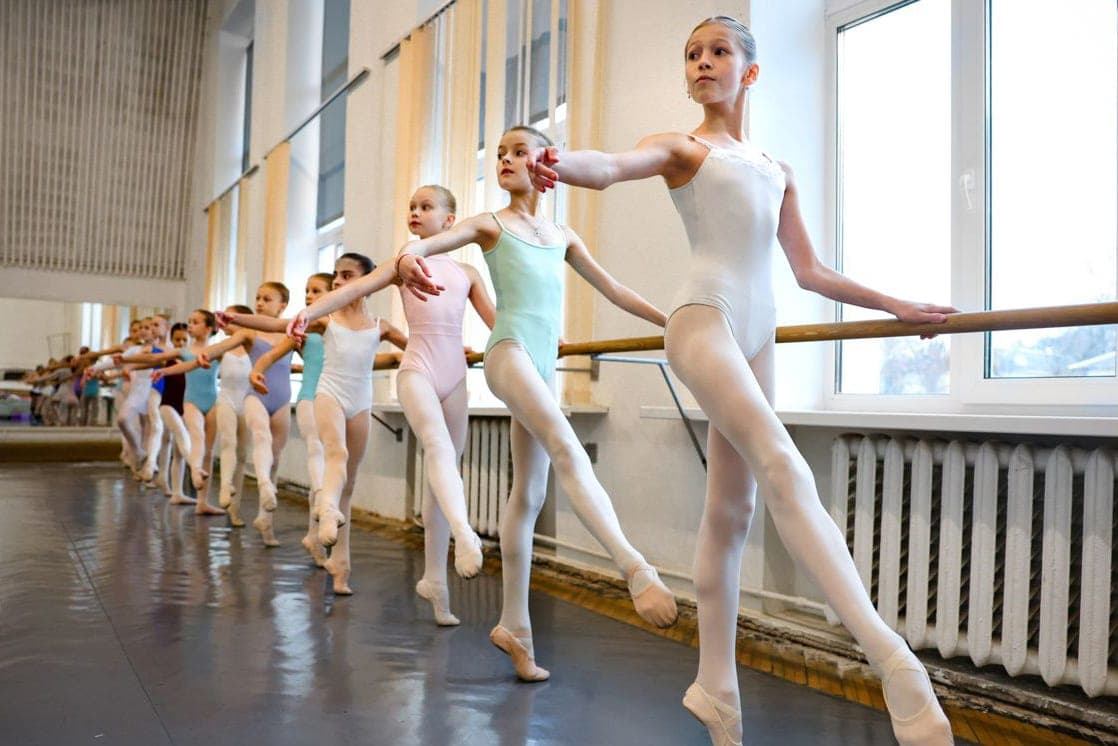 Fotofakt. Gnade in jedem Satz: sah die Klassen der jungen Schüler der Ballettschule Vezhnovets
