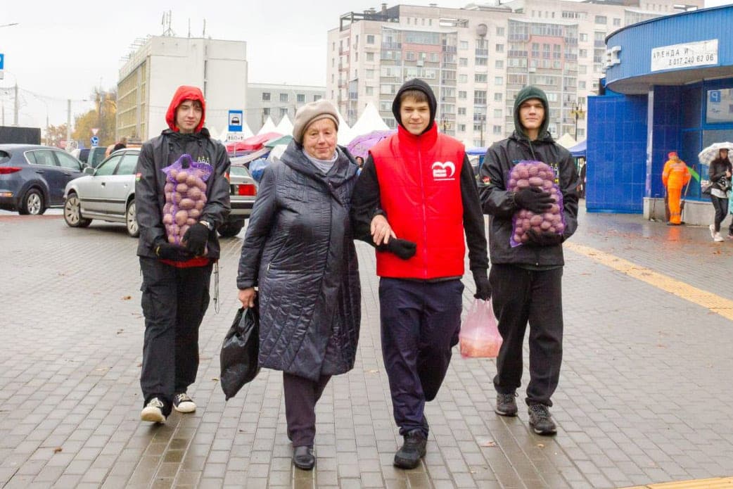 "It makes you feel better." Watch how volunteers help at agricultural fairs in Minsk