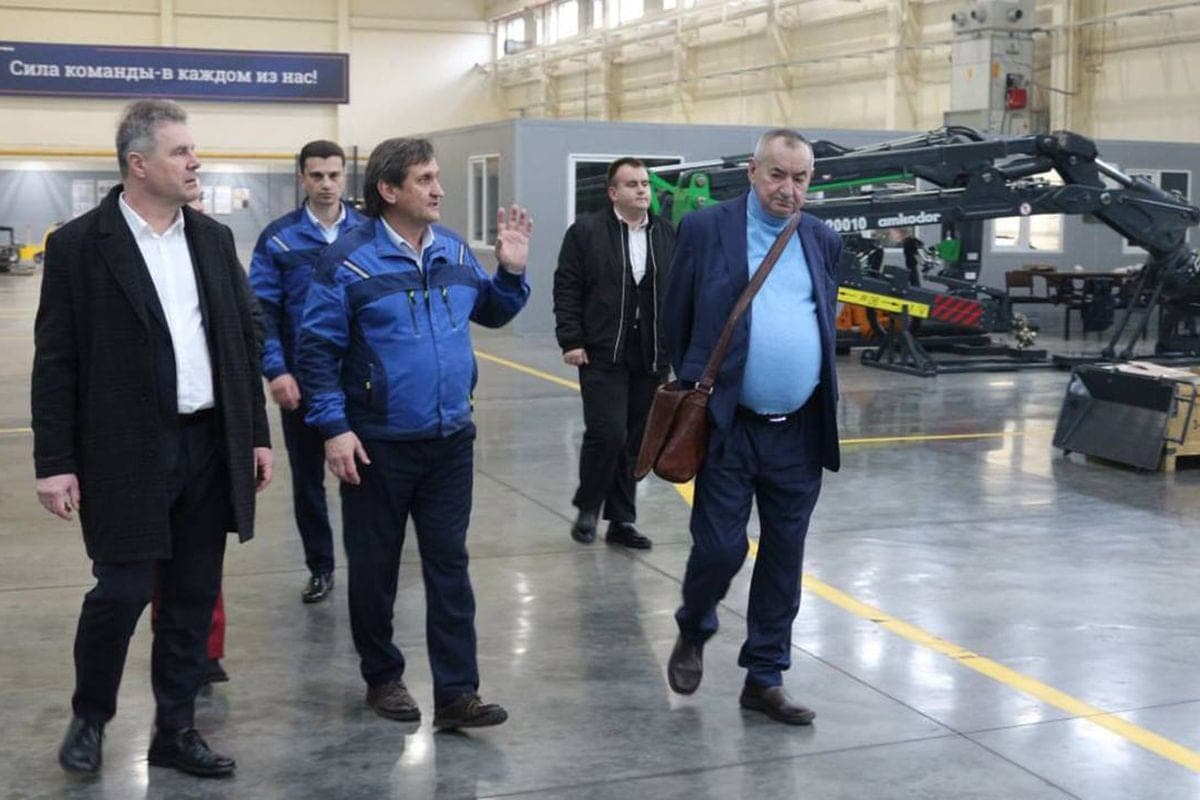 Die Delegation aus der Tschechischen Republik schätzte die Möglichkeiten der Produktion von Forstgeräten der AMKODOR Holding