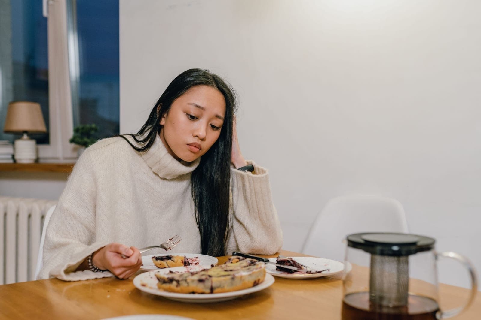 Why pulls on food in the evenings and how to cope with it: tips of a nutritionist
