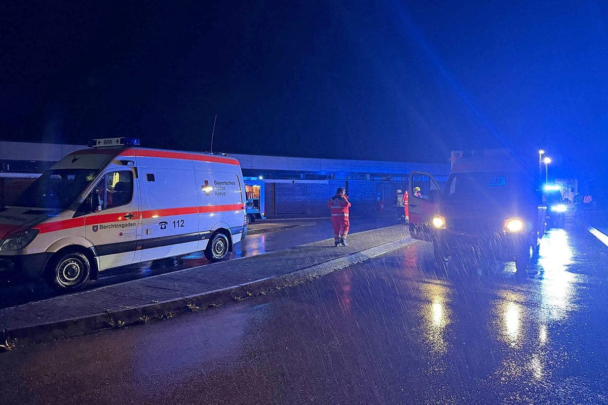 На севере Германии в результате наезда автомобиля на толпу пострадали несколько человек