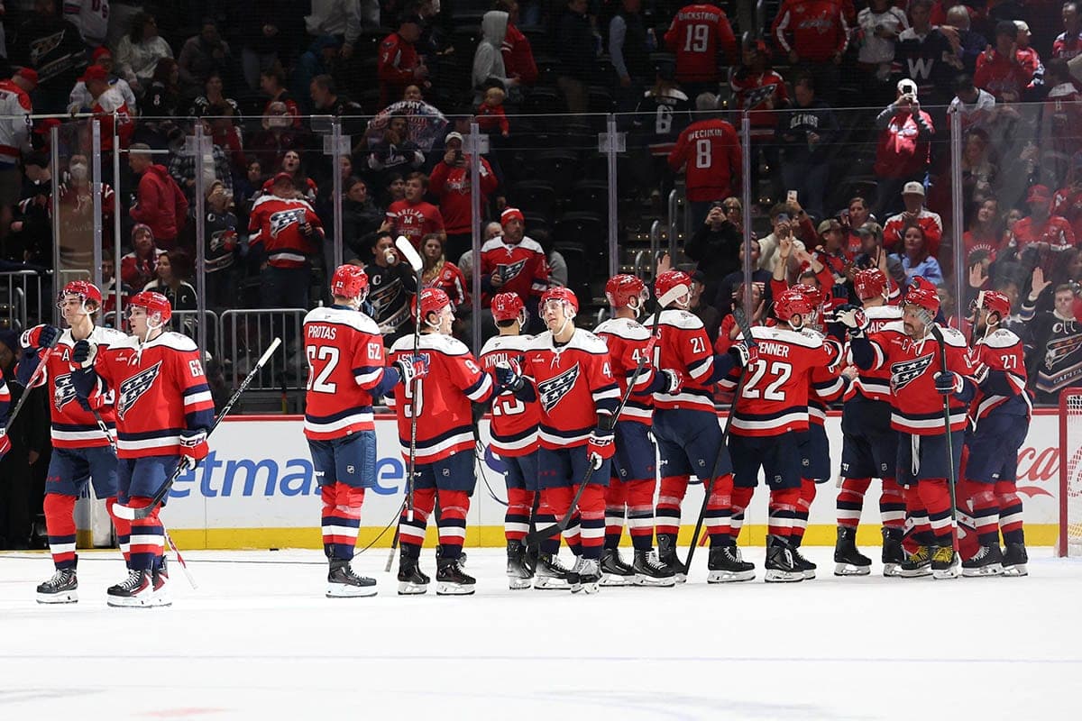 Tor Ilya Protas half "Washington", "New Jersey" im Meisterschaftsspiel der National Hockey League zu schlagen
