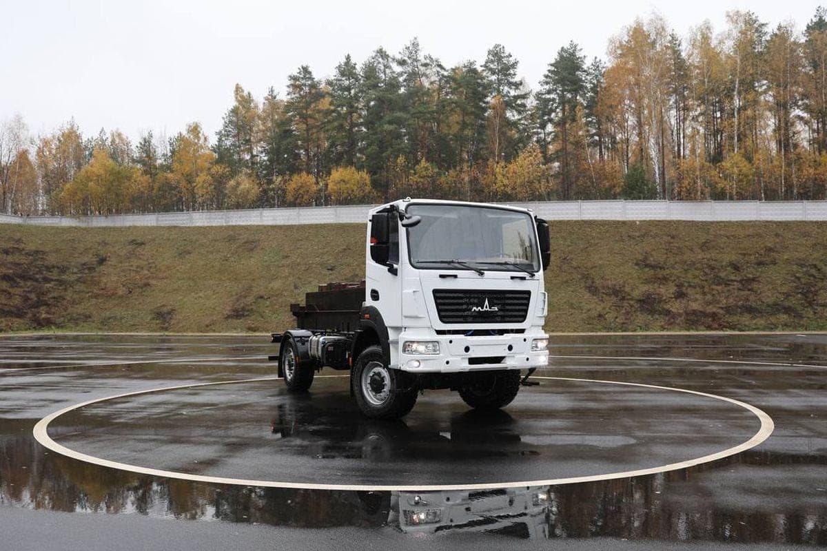 На Минском автозаводе представили новинку — компактную платформу для городской спецтехники